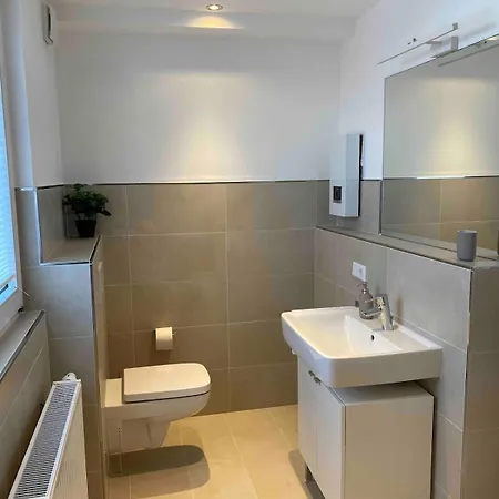 Business-apartment Mit 3 Schlafzimmern Und Parkplatz - 6 Im 1 Og * Neuss