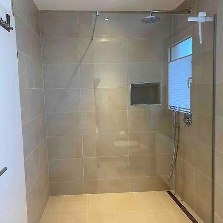 Business-apartment Mit 3 Schlafzimmern Und Parkplatz - 6 Im 1 Og Daire *